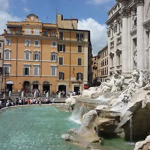 In Trevi Fouintain View Apartment Rome